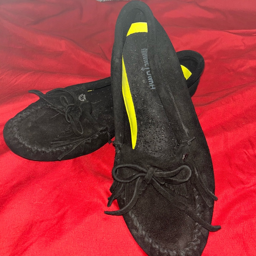 Minnetonka Women's Classic Black Moccasins